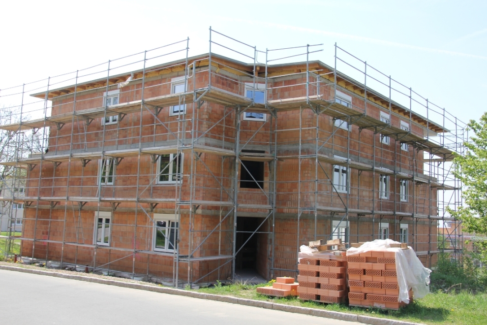 épülő többemeletes tégla lakóház