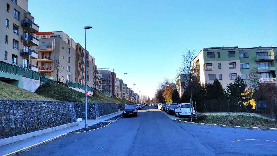 modern lakónegyed utcája