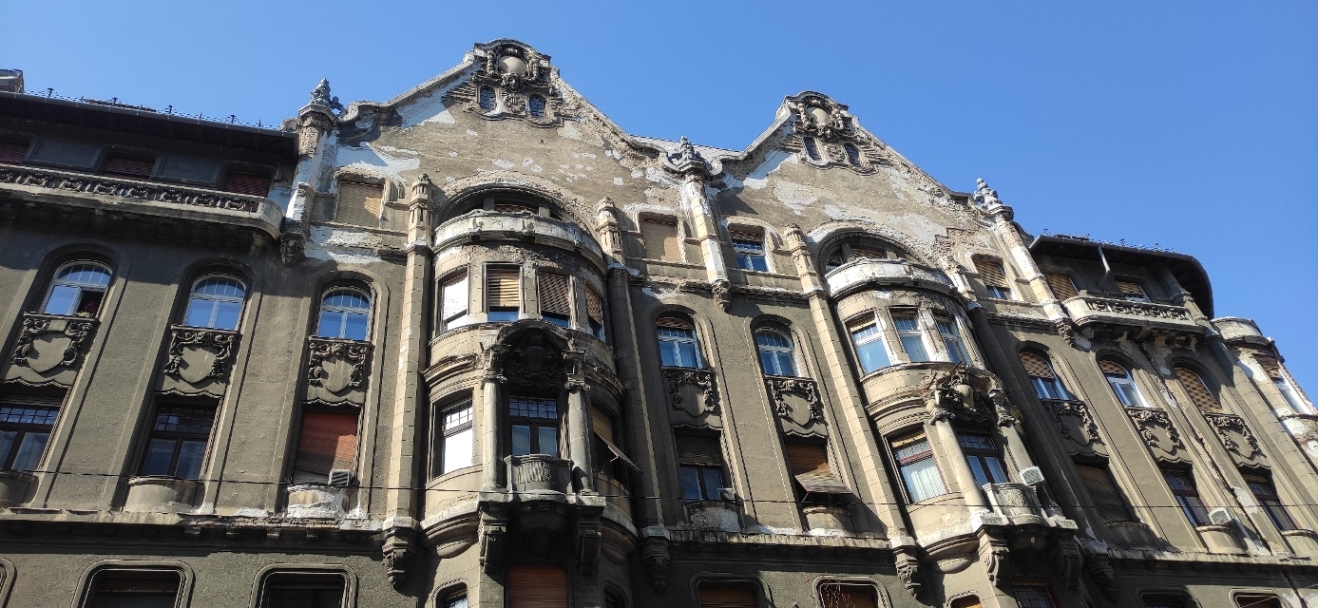 100 éves budapesti bérház felújítandó homlokzata