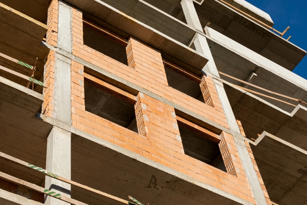 épülő lakóház beton és tégla homlokzata közelről