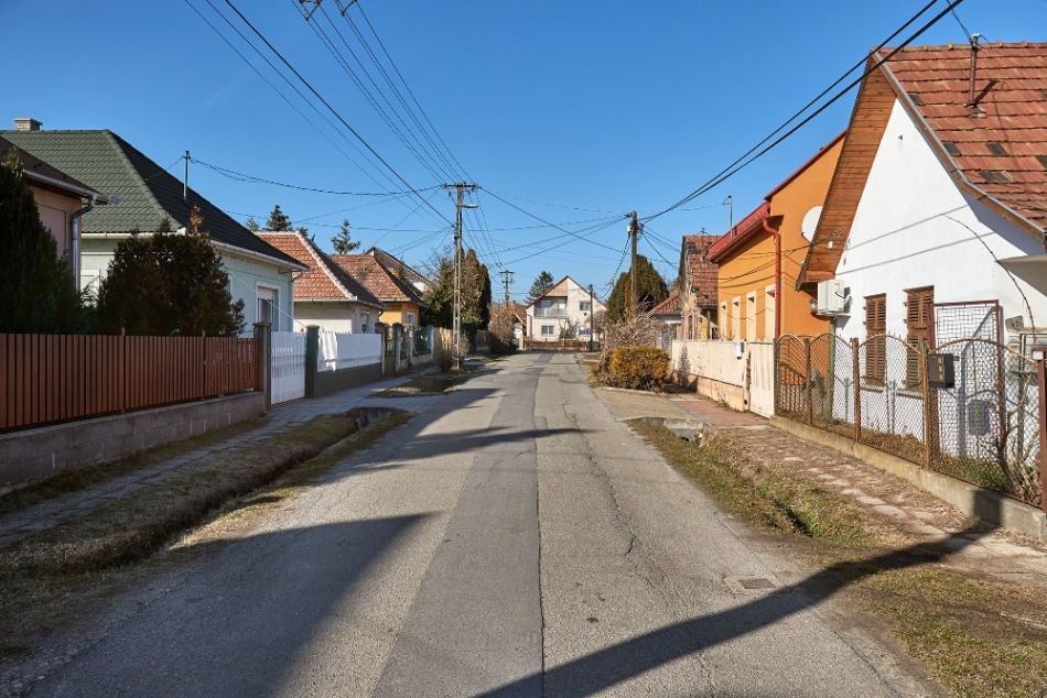 falusi utca családi házakkal