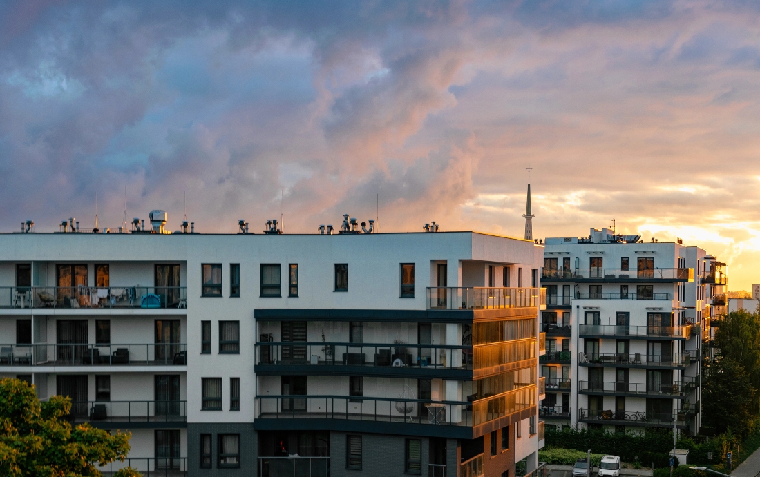 modern lakóházak alkonyatban